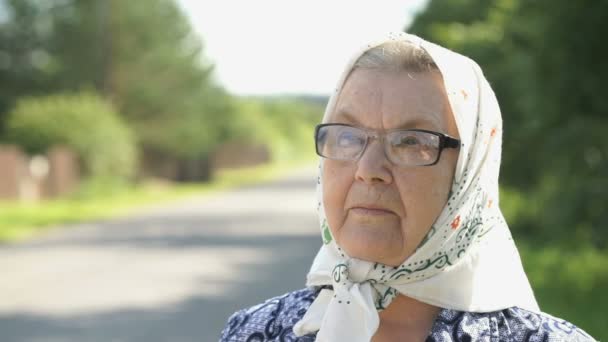 Ernstige rijpe oudere vrouw in glazen. Close-up — Stockvideo