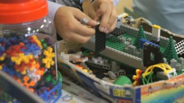 Bilinmeyen bir çocuk seti bina ile oynarken elinde