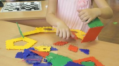 Oyuncak tasarımcısı kapalı gelişmekte olan küçük kız oyunları