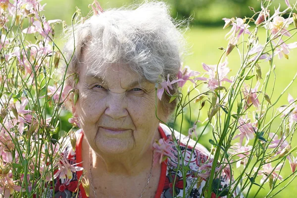 Eski gülümseyen kadın parkta portre