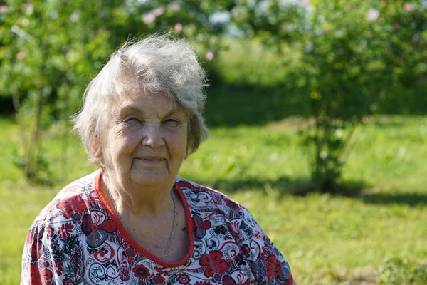 Retrato de mulher idosa no gargen — Fotografia de Stock