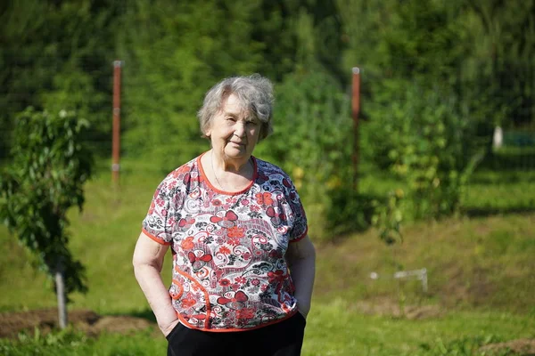 Eski gülümseyen kadın gargen içinde portre