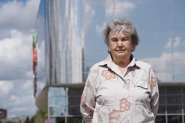 80s açık havada ciddi yaşlı kadın portresi yaşlı