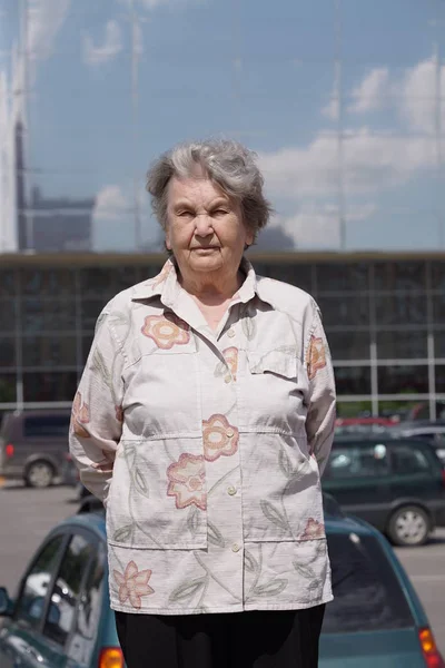 80s açık havada ciddi yaşlı kadın portresi yaşlı