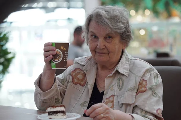 Eski gülümseyen kadın kafede portre