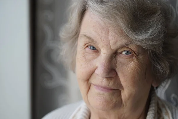 Retrato de anciana madura sonriente de 80 años Fotos de stock libres de derechos