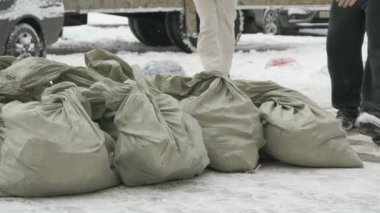 Bilinmeyen erkek çanta enkaz ile alarak