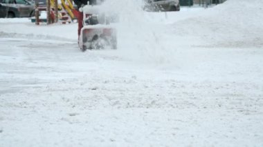 Adam kar kar pulluk makine ile kaldırma