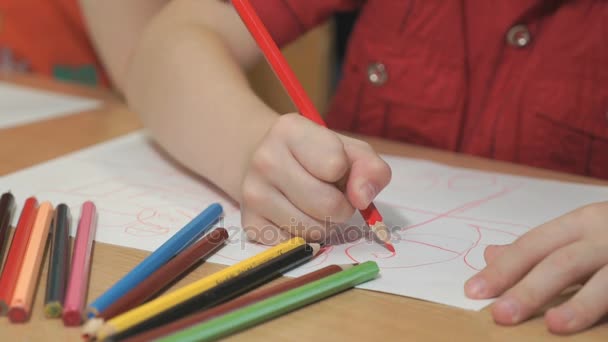 Onbekende kleine jongen tekening foto's. Close-up — Stockvideo