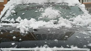 Kar yağışı sırasında arabanın ön cam Close-Up