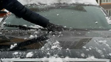 kar adam temizlik arabadan
