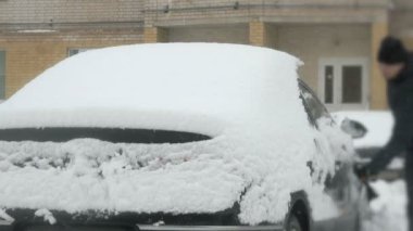 kar adam temizlik arabadan