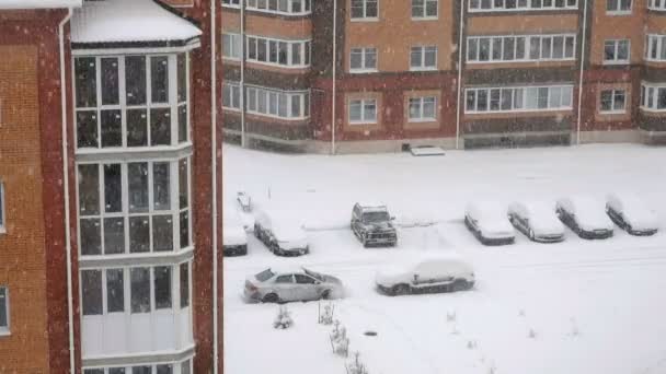 Neve sobre casas de vários andares — Vídeo de Stock