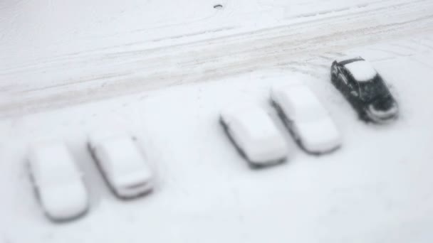 Aparcamiento con coches cubiertos de nieve en invierno — Vídeo de stock