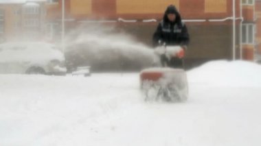 Adam kar kar pulluk makine ile kaldırma