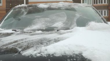 kar adam temizlik arabadan