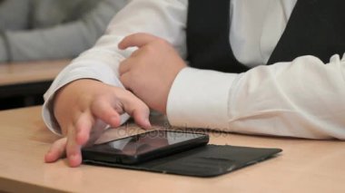 Bilinmeyen öğrenci adam ile smartphone