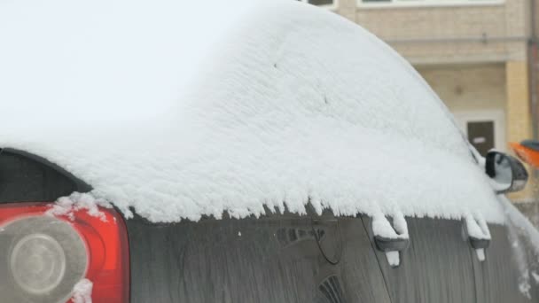 Man schoonmaak auto van sneeuw — Stockvideo