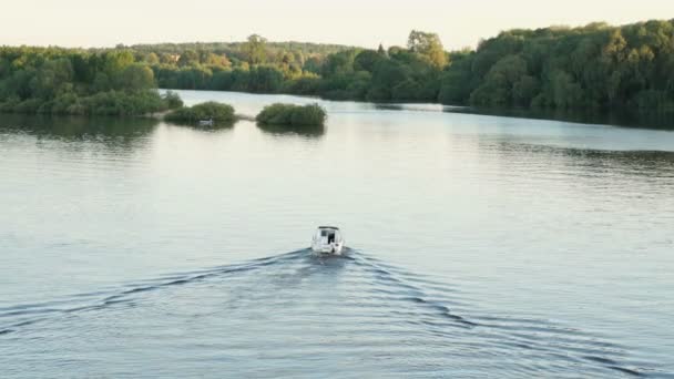 Pequeño bote a motor solitario a lo largo del río — Vídeo de stock