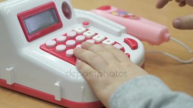 Küçük çocuk kapalı oyuncak telefon ile oynamak