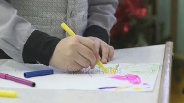 Bilinmeyen küçük çocuk resimleri keçeli ile boyar