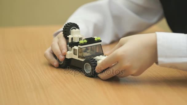 Çocuklar el bir araba Tasarımcısı'ndan toplamak. — Stok video