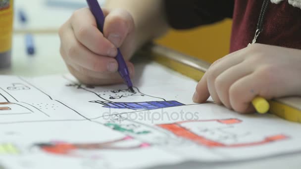 不明な小さな子は、フェルトペンで絵を描く — ストック動画