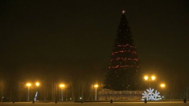 Noel ağacı gece yanıp sönen
