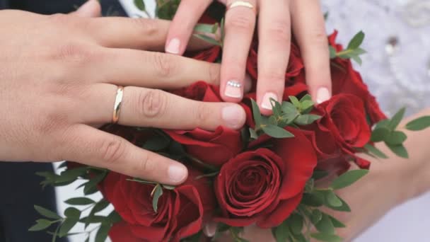 Zbliżenie dłoni nowożeńców — Wideo stockowe