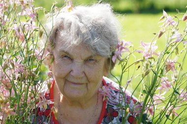 Eski gülümseyen kadın parkta portre