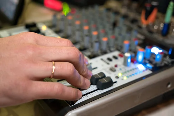Bir audiomixer bir gece kulübünde çalışan dj