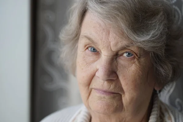 Πορτρέτο του παλιού ηλικιωμένη γυναίκα ηλικίας 80s σε εσωτερικούς χώρους — Φωτογραφία Αρχείου