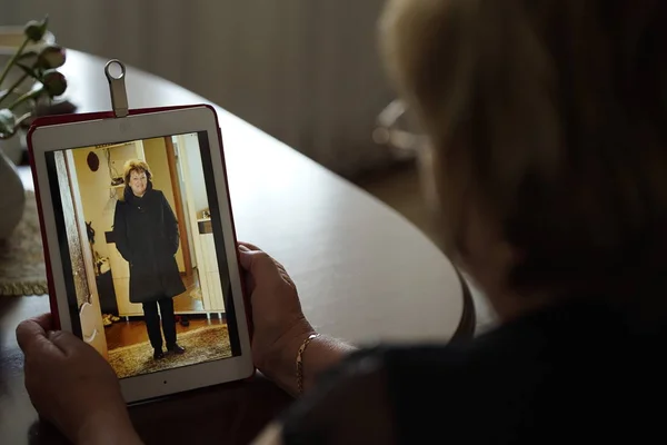 Kadın dijital tablet kullanarak fotoğraf görünüyor. Yakın çekim