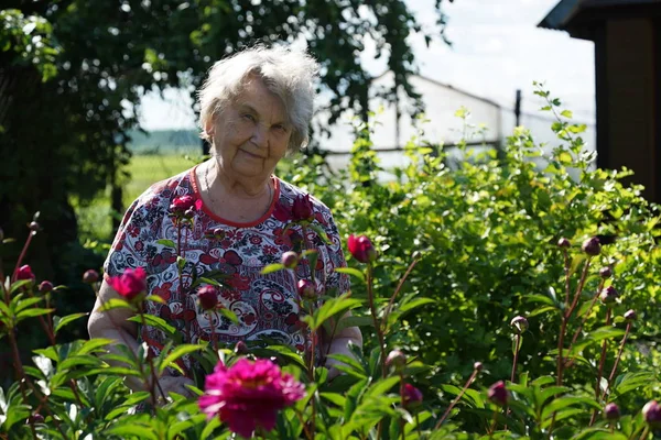 Eski gülümseyen kadın parkta portre