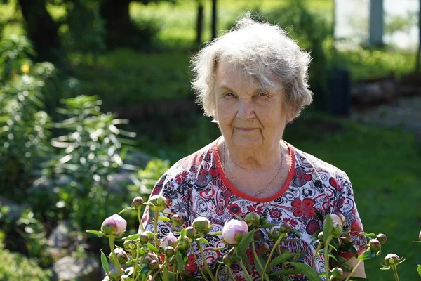 Eski gülümseyen kadın parkta portre — Stok fotoğraf