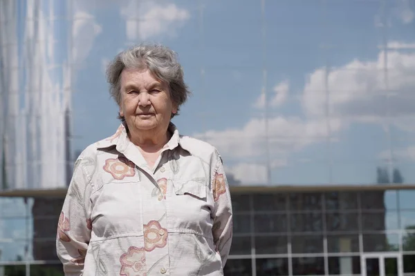 80s açık havada ciddi yaşlı kadın portresi yaşlı