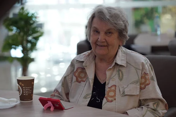 Eski gülümseyen kadın kafede portre