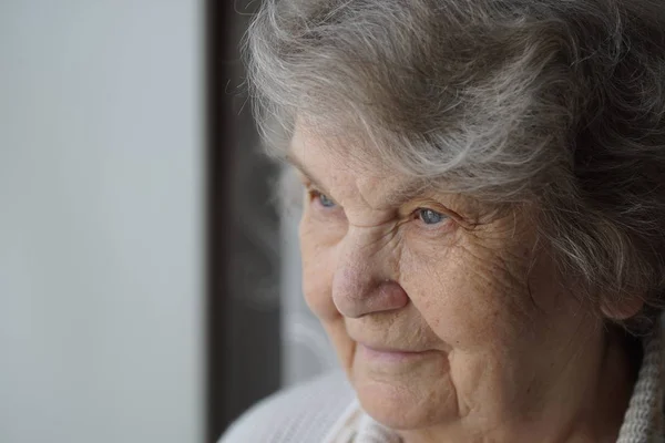 Porträt einer lächelnden älteren Frau im Alter von 80 Jahren Stockfoto