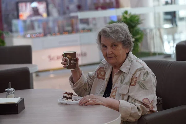 Retrato de una vieja mujer sonriente en el café Imagen de stock