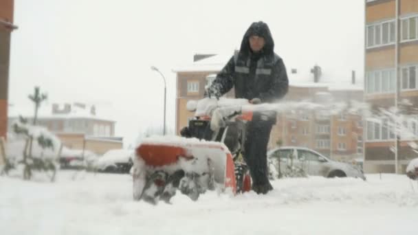 Hombre quitando nieve con máquina de arado de nieve — Vídeos de Stock