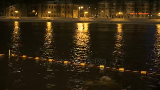 Menschen schwimmen im Winter in kaltem Wasser im Fluss — Stockvideo