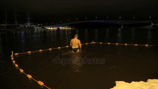 Menschen schwimmen im Winter in kaltem Wasser im Fluss — Stockvideo