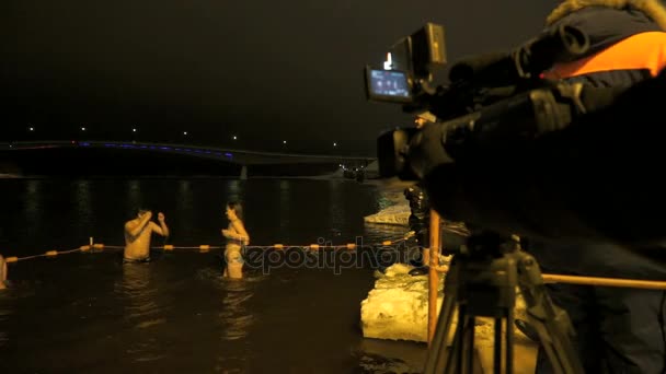 Les gens nagent dans l'eau froide dans la rivière en hiver — Video