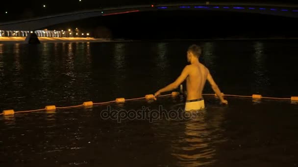 Pessoas nadando em água fria no rio no inverno — Vídeo de Stock