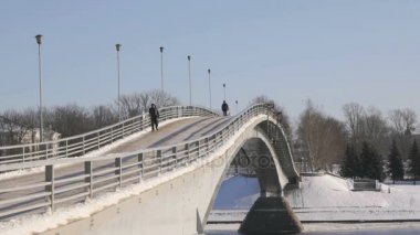 Kışın Volhov nehrin karşısındaki yaya köprüsü