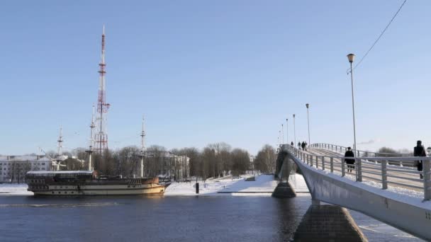 Ponte pedonale sul fiume Volhov in inverno — Video Stock