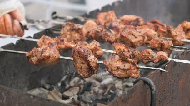 Gotowanie mięsa wieprzowego na metalowe szaszłyki na węgle — Wideo stockowe
