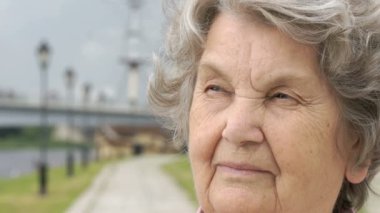 Ciddi olgun yaşlı kadın açık havada portresi