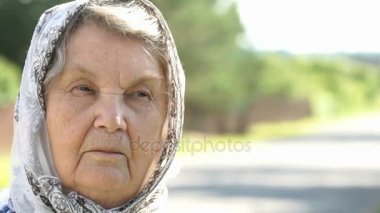 Ciddi yaşlı kadın düşünceli bakışı. Yakın çekim