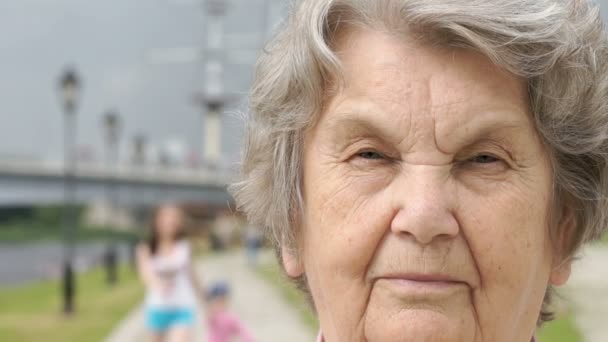 Portret van ernstige rijpe oude vrouw buitenshuis — Stockvideo